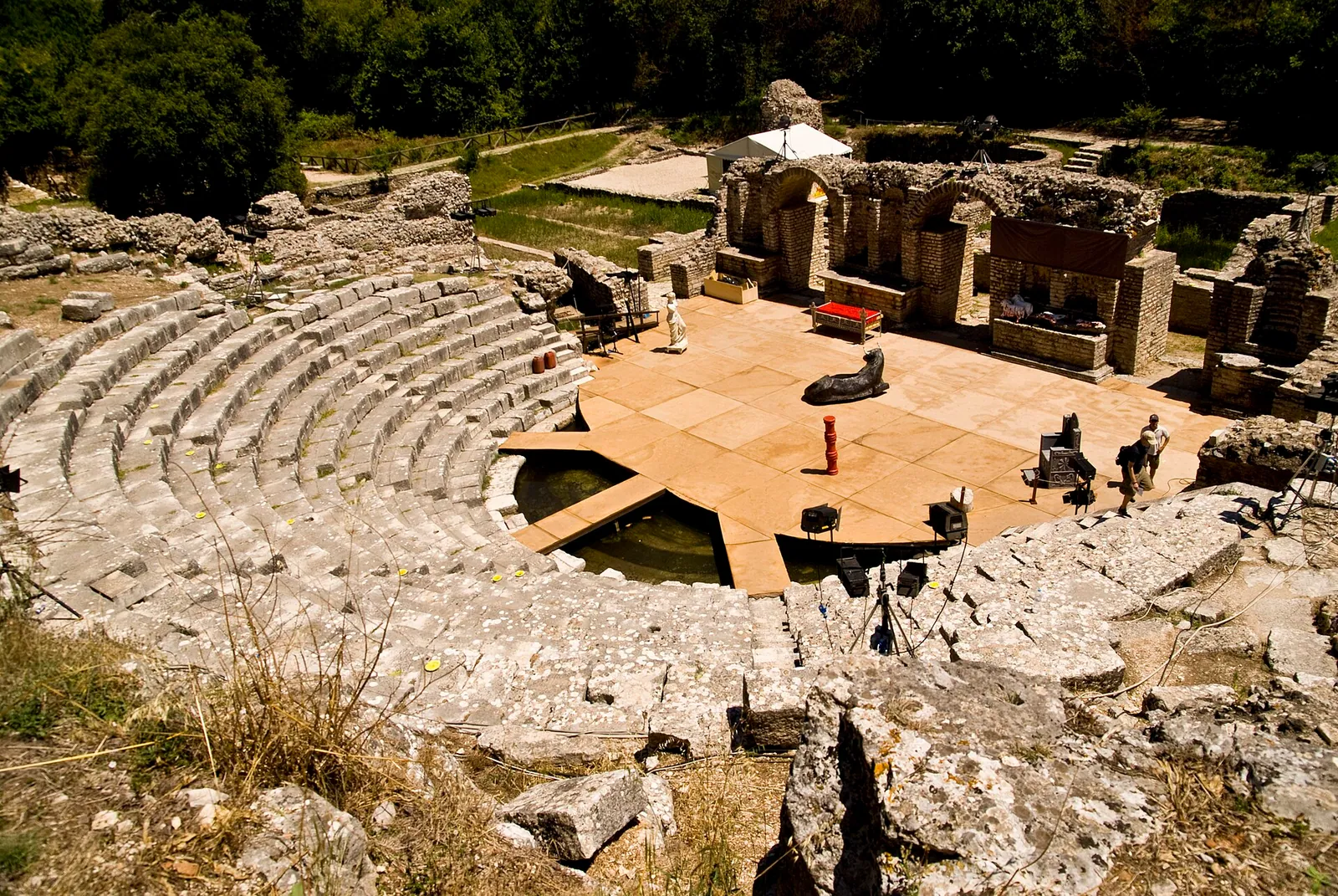 Butrinto antikinio teatro akmeninės sėdimosios eilės ir scenos liekanos.