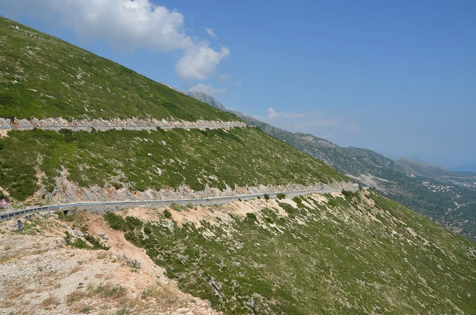 Vingiuojantis kelias Albanijos Rivjeros šlaite.